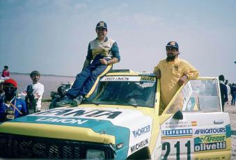 Ramón Termens, con Miguel Prieto y el Nissan Patrol “Fanta Limón”. Lago Rosa, Senegal, Dakar 1987 (Foto: Archivo JAS)